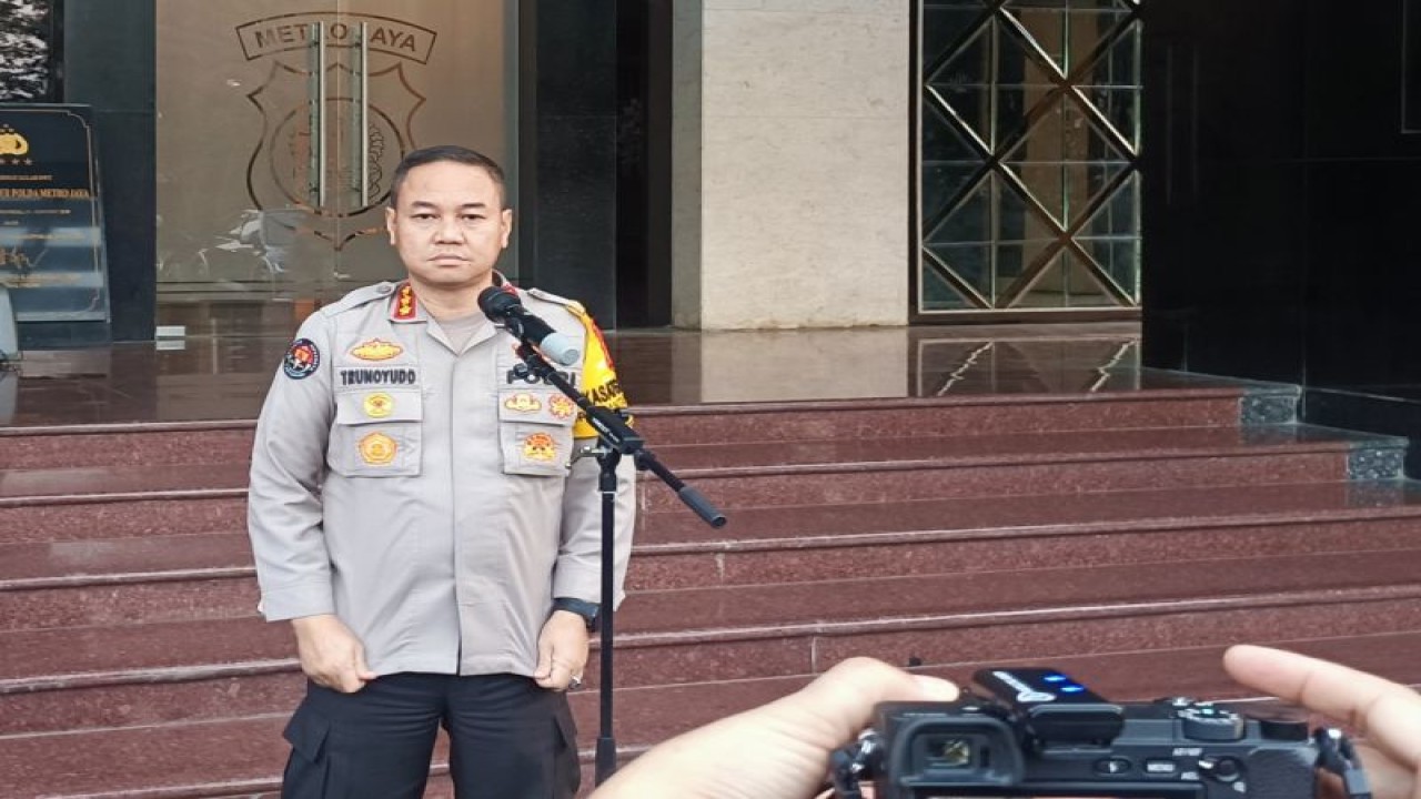 Kabid Humas Polda Metro Jaya Kombes Pol Trunoyudo Wisnu Andiko saat konferensi pers di Polda Metro Jaya, Rabu (18/10/2023). (ANTARA/Ilham Kausar)