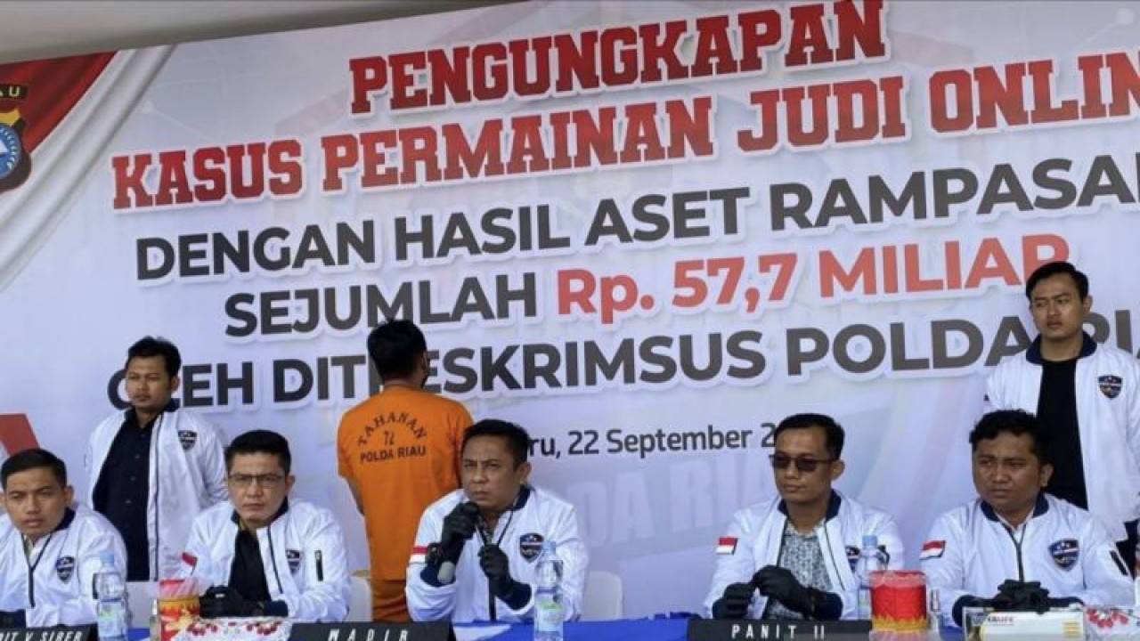Ditreskrimsus Polda Riau saat pengungkapan kasus afiliator judi online dengan omzet mencapai Rp100 juta per minggu. (ANTARA/Annisa Firdausi)