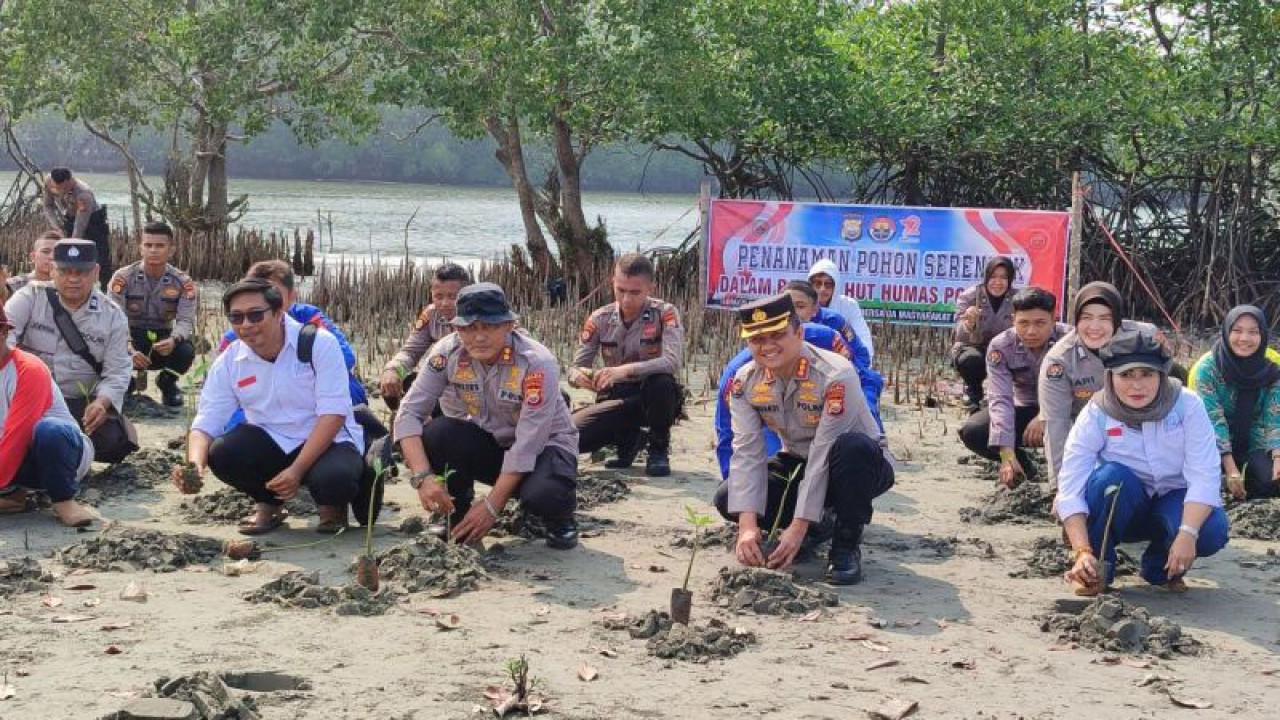 Polda Bengkulu melakukan penanaman 2.000 pohon peringati HUT Humas Polri. ANTARA/Anggi Mayasari