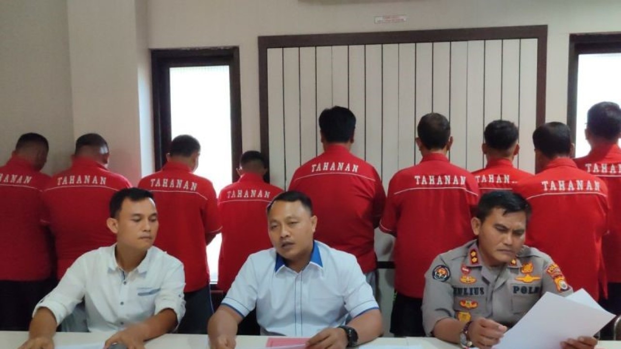 Dirreskrimsus Polda Bengkulu Kombes Pol I Wayan Riko Setiawan (di tengah) saat menyampaikan rilis tersangka kasus korupsi dana BTT BPBD Kabupaten Seluma. (ANTARA/Anggi Mayasari)