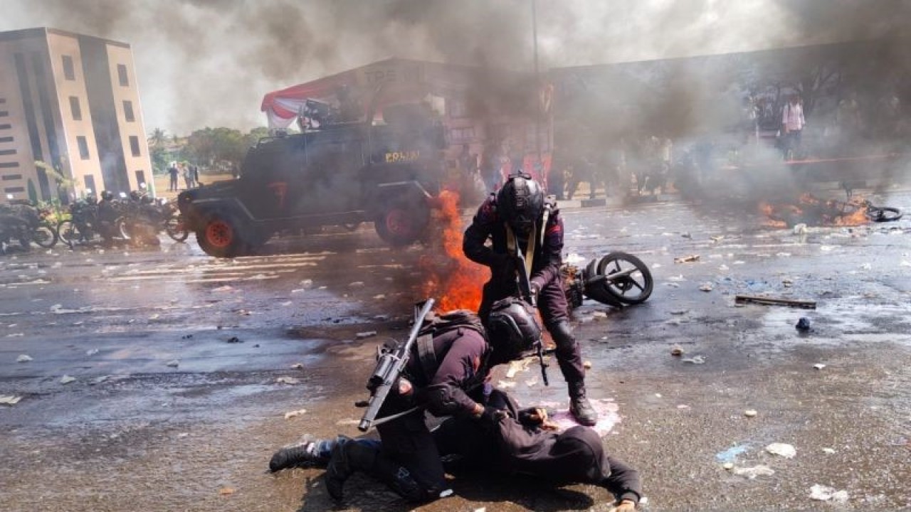 Simulasi pengamanan pelaku kerusuhan dalam latihan gabungan fungsi tingkat Polda Jawa Barat di Lapangan Brigif 15 Kujang, Cimahi, Jawa Barat, Kamis (12/10/2023). (ANTARA/Ricky Prayoga)