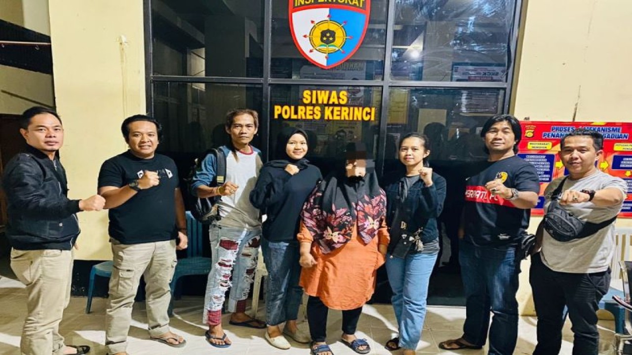 Dirreskrimum Polda Jambi bersama Polres Kerinci saat menangkap seorang pelaku perdagangan orang di Kerinci, Selasa (10/10/2023). (ANTARA/HO-Polda Jambi)