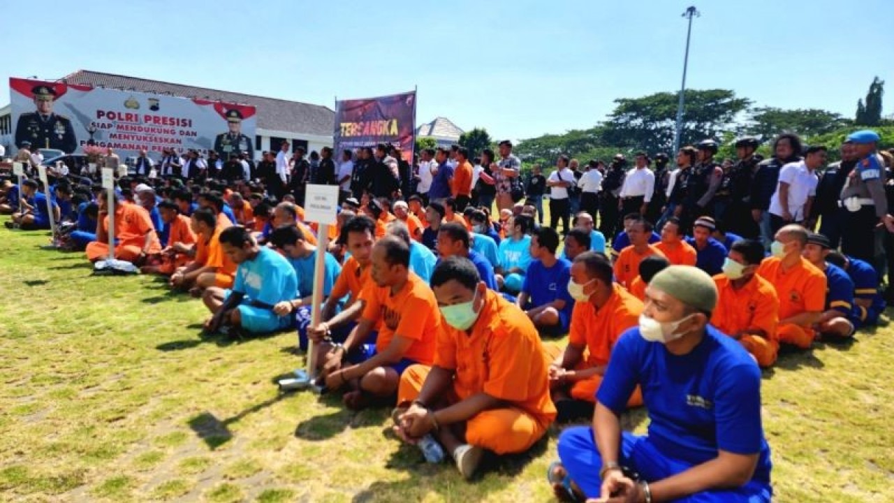 Para tersangka terjaring Operasi Sikat Jaran Candi 2023 saat dihadirkan dalam pers rilis di Mapolda Jateng, Semarang, Jawa Tengah, Rabu (4/10/2023). (ANTARA/I.C. Senjaya)