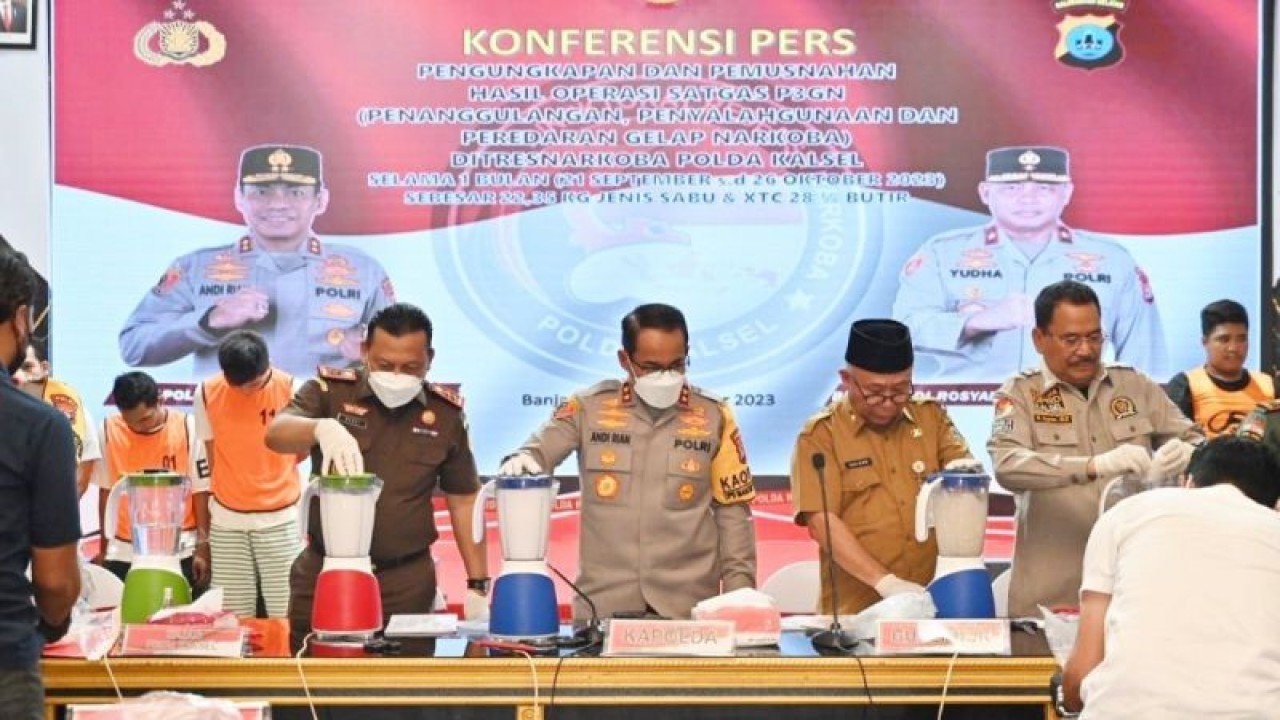 Kapolda Kalsel Irjen Pol Andi Rian R Djajadi bersama forkopimda memusnahkan barang bukti narkoba dengan cara diblender di Aula Mathilda Batlayeri Mapolda Kalsel di Banjarmasin, Selasa (31/10/2023). ANTARA/Firman.