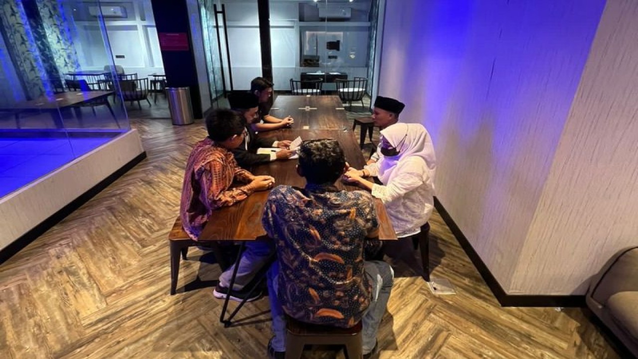 Dua tersangka kasus produksi film porno yakni tersangka SE (27) dan tersangka AT (30) melangsungkan akad nikah di kantor penyidik Subdit Cyber Ditreskrimsus Polda Metro Jaya, Sabtu (9/9/2023) (ANTARA/HO-Ditreskrimsus Polda Metro Jaya)