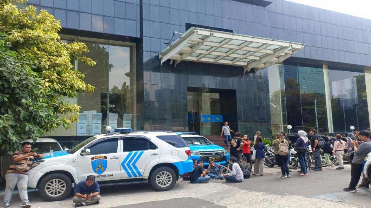 Suasana di depan Gedung Bid Propam Polda Metro Jaya, Kamis (5/10/2023). ANTARA/Ilham Kausar