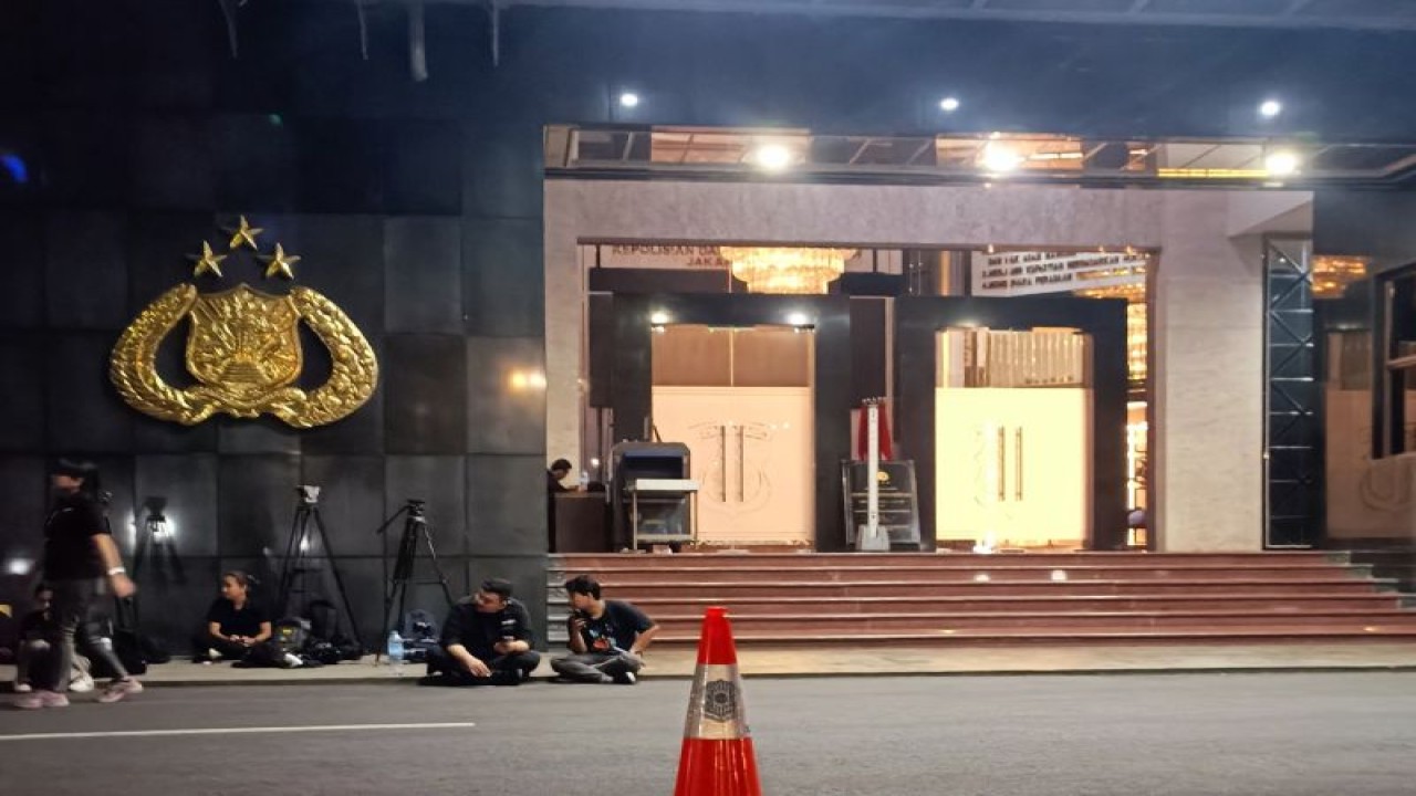 Suasana di depan gedung Promoter Polda Metro Jaya tempat dimana Kombes Pol Irwan Anwar diperiksa oleh Ditreskrimsus Polda Metro Jaya, Rabu (11/12/2023). ANTARA/Ilham Kausar
