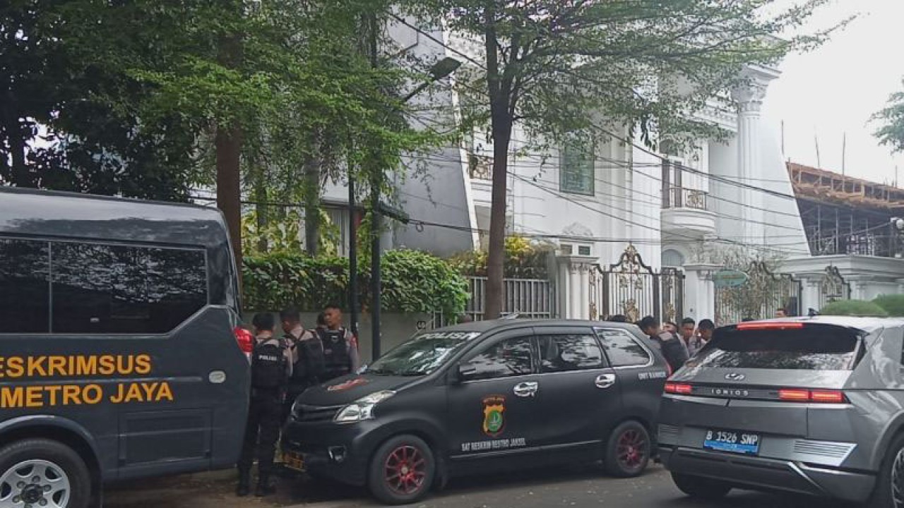 Tim Penyidik Subdit Tipikor Ditreskrimsus Polda Metro Jaya menggeledah salah satu rumah milik Ketua KPK Firli Bahuri di Jalan Kertanegara, Jakarta Selatan, Jakarta, Kamis (26/10/2023). (ANTARA/Ilham Kausar)