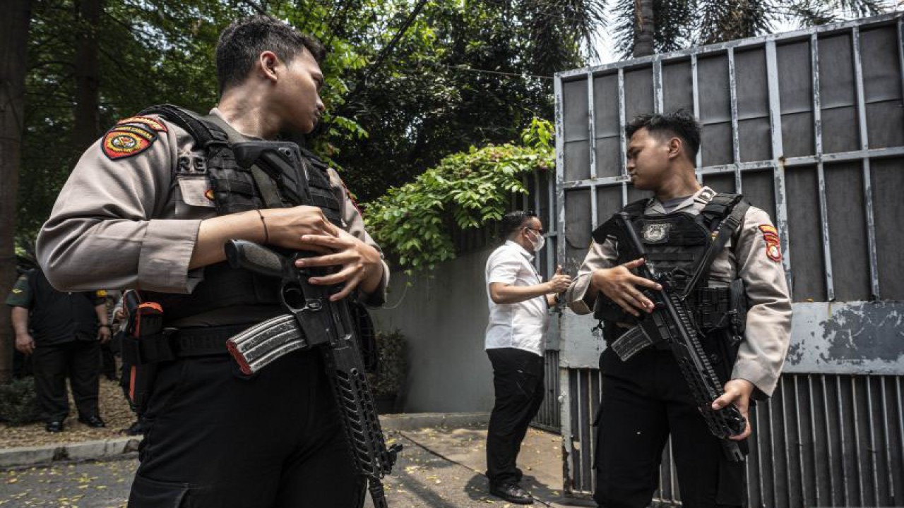 Polisi berjaga saat seorang penyidik Ditreskrimsus Polda Metro Jaya masuk ke dalam salah satu kediaman Ketua KPK Firli Bahuri di kawasan Jalan Kertanegara, Jakarta, Kamis (26/10/2023). ANTARA FOTO/Aprillio Akbar/nym
