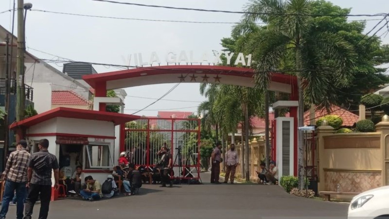 Komplek perumahan Ketua KPK Firli Bahuri di Vila Galaxy, Kelurahan Jakasetia, Kecamatan Bekasi Selatan, Kota Bekasi, Jawa Barat, dipenuhi awak media dan petugas yang berjaga di depan gerbang perumahan, Kamis. (ANTARA/Pradita Kurniawan Syah)
