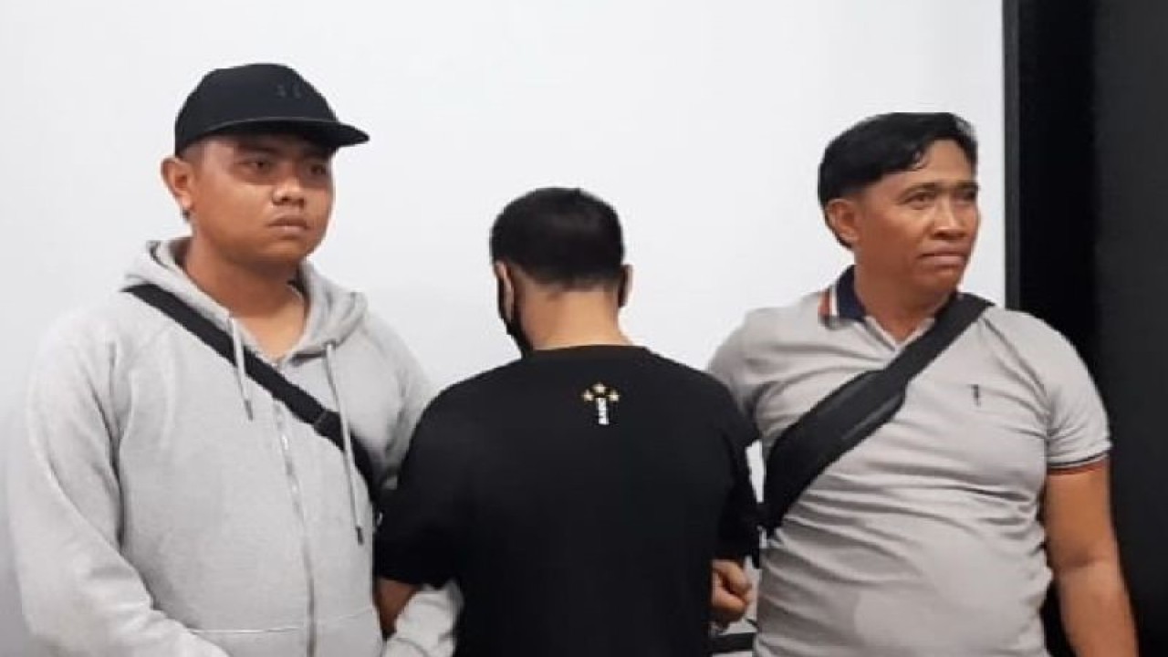 Petugas TNI menunjukkan tersangka TNI gadungan berinisial AK yang memiliki pistol G2 Combat kaliber 9 mm di Mataram, NTB, Jumat (29/9/2023). ANTARA/HO-Penerangan Korem 162/WB