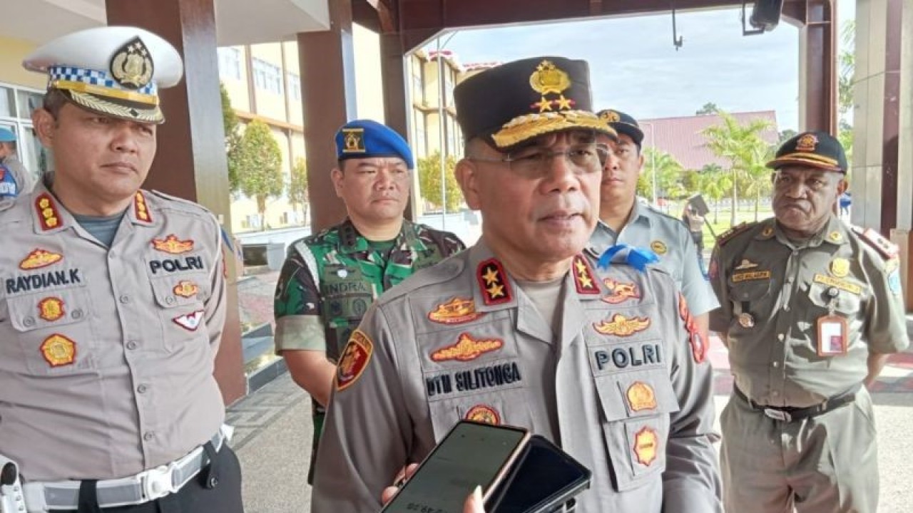 Kepala Polda Papua Barat Inspektur Jenderal Polisi Daniel Tahi Monang Silitonga saat ditemui awak media di Manokwari. (ANTARA/Fransiskus Salu Weking)