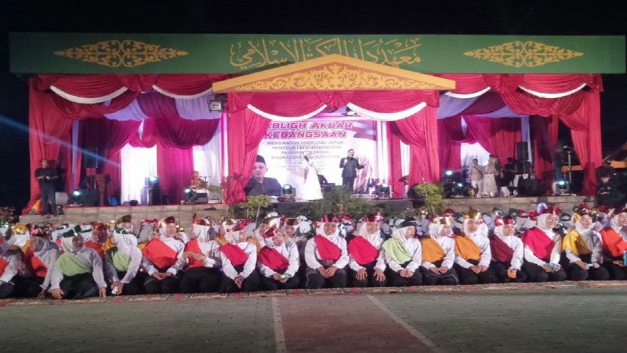 Para santri Pondok Pesantren Dar El Hikmah mendapat pembekalan dari Podla Riau tentang cara menangkal radikalisme. (ANTARA/HO-Polda Riau)