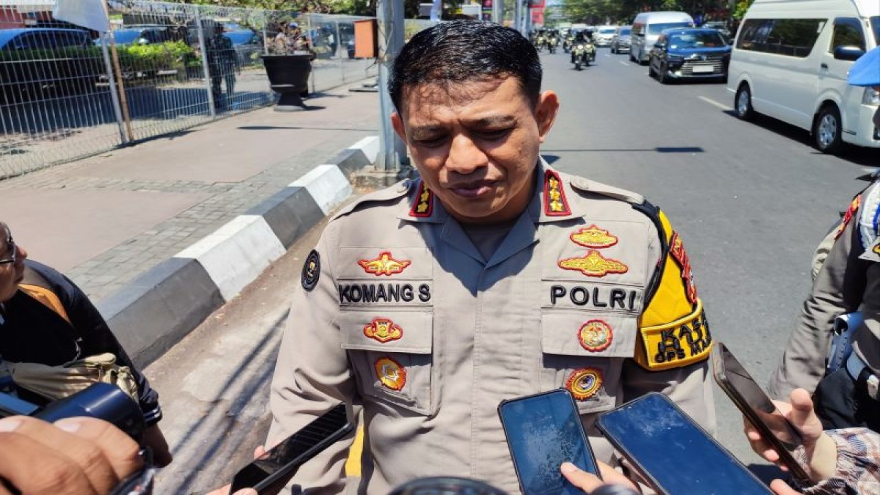 Kepala Bidang Humas Polda Sulsel Kombes Pol I Komang Suhartana menjawab pertanyaan wartawan di sela gelar pasukan Operasi Mantap Brata di Lapangan Karebosi, Makassar, Sulawesi Selatan, Selasa (17/10/2023). ANTARA/Darwin Fatir.
