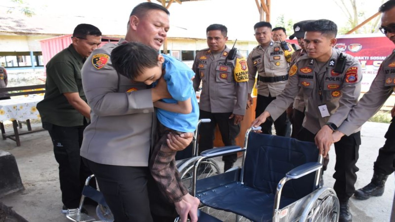 Kapolda Sulteng Irjen Pol. Agus Nugroho menggendong salah satu anak penerima bantuan kursi roda di Kecamatan Lore Selatan, Kabupaten Poso, Rabu (11/10/2023). (ANTARA/HO-Humas Polda Sulteng)