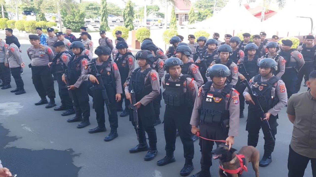 Personel kepolisian mengikut apel pengamanan Operasi Mantap Brata Tinombala di Makopolda Sulteng, di Kota Palu, Kamis (19/10/2023). (ANTARA/HO-Humas Polda Sulteng)