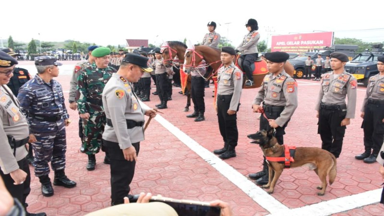 Kapolda Sulteng Irjen Pol. Agus Nugroho mengecek kesiapan personel pengamanan Pemilu pada apel pasukan di Lapangan Mapolda Sulteng, Kota Palu, Selasa (17/10/2023). (ANTARA/HO-Humas Polda Sulteng)