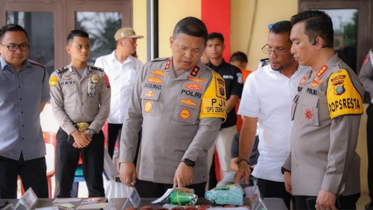 Kapolda Sumut Irjen Pol Agung Setya Imam Effendi ( nomor tiga dari kiri) saat memeriksa barang bukti hasil tangkapan narkoba yang dilakukan Polresta Deli Serdang. ((ANTARA/HO- Humas Polda Sumut))