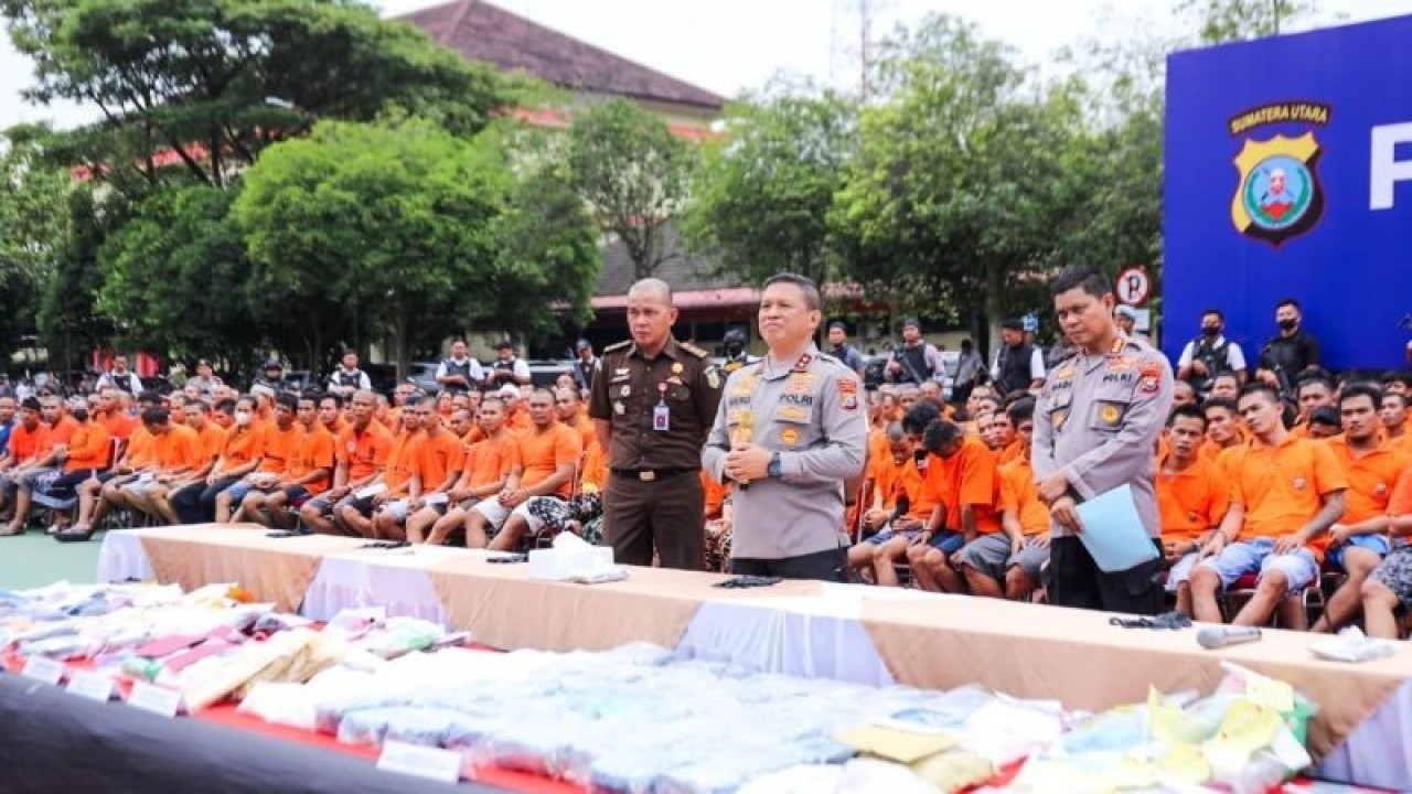 Kapolda Sumut Irjen Pol Agung Setya Imam Effendi (tengah) saat menjelaskan hasil tangkapan narkoba di wilayah Provinsi Sumut. ((ANTARA/HO- Humas Polda Sumut))