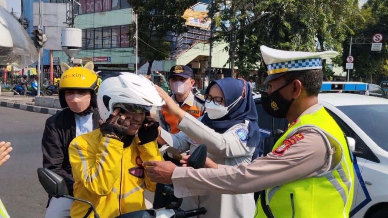Arsip Foto - Polisi Lalu Lintas memberhentikan pengendara saat pelaksanaan Operasi Zebra Jaya di wilayah Jakarta Selatan, Minggu (1/10/2023) (ANTARA/HO-Polres Metro Jakarta Selatan)