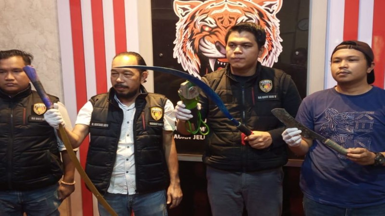 Polisi menunjukkan barang bukti yang diamankan dari pelaku berandalan bermotor yang ditangkap di Jambi, Selasa (10/10/2023). (ANTARA/HO-Polresta Jambi)