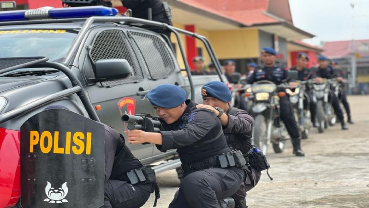 Personel Satuan Brimob Polda Kalimantan Barat latihan kemampuan dan mental menghadapi aksi ujuk rasa sebagai persiapan pengamanan Pemilu 2024, di wilayah Kalimantan Barat. ANTARA/HO-Humas Polda Kalbar (Teofilusianto Timotius)