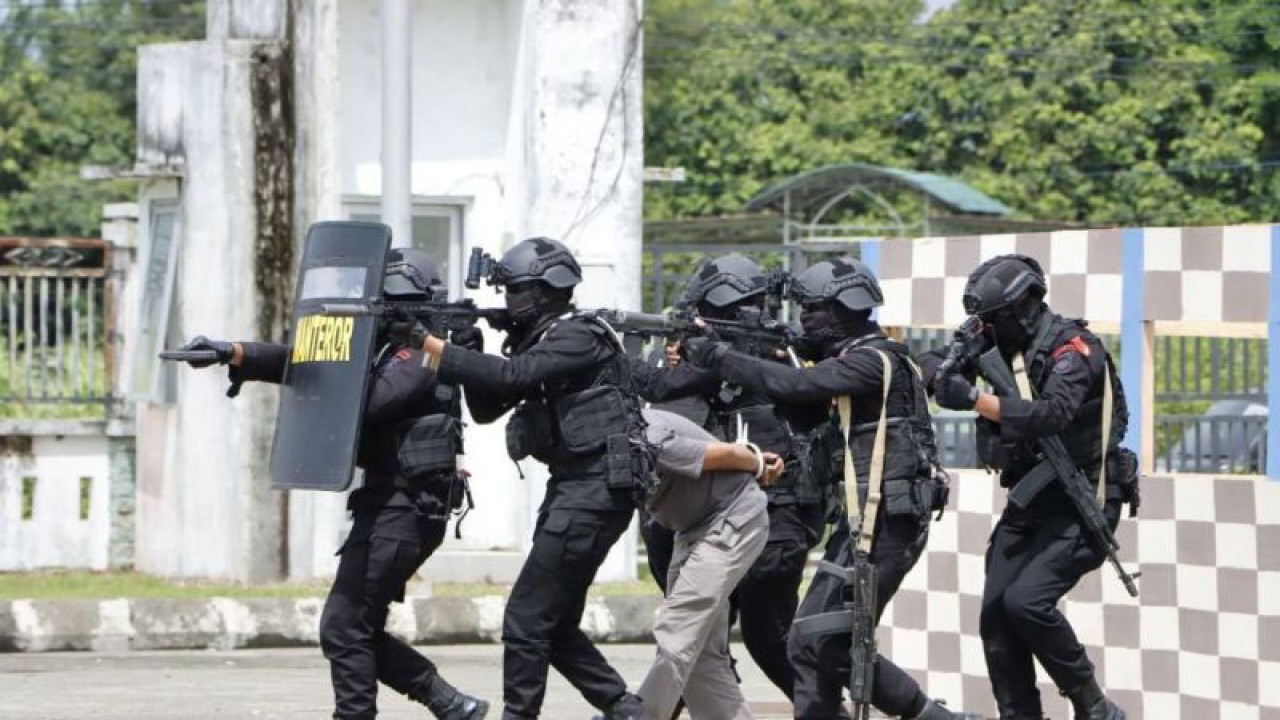 Polisi mengamankan seorang terduga pelaku kejahatan dalam simulasi pengamanan Pemilu 2024 oleh Polres Aceh Barat, berlangsung di Kompleks Terminal Tipe A Meulaboh, Kabupaten Aceh Barat, Aceh, Selasa (17/10/2023). ANTARA/HO-Dok Humas Polres Aceh Barat