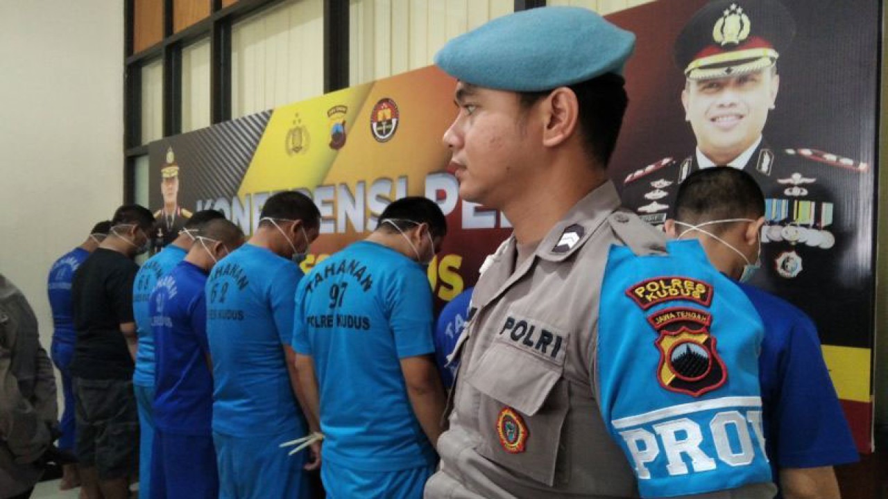 Delapan tersangka pengeroyokan di Kafe Gold yang mengakibatkan satu korban meninggal. Kasus penganiayaan tersebut digelar di Markas Polres Kudus, Rabu (18/10/2023). ANTARA/Akhmad Nazaruddin Lathif