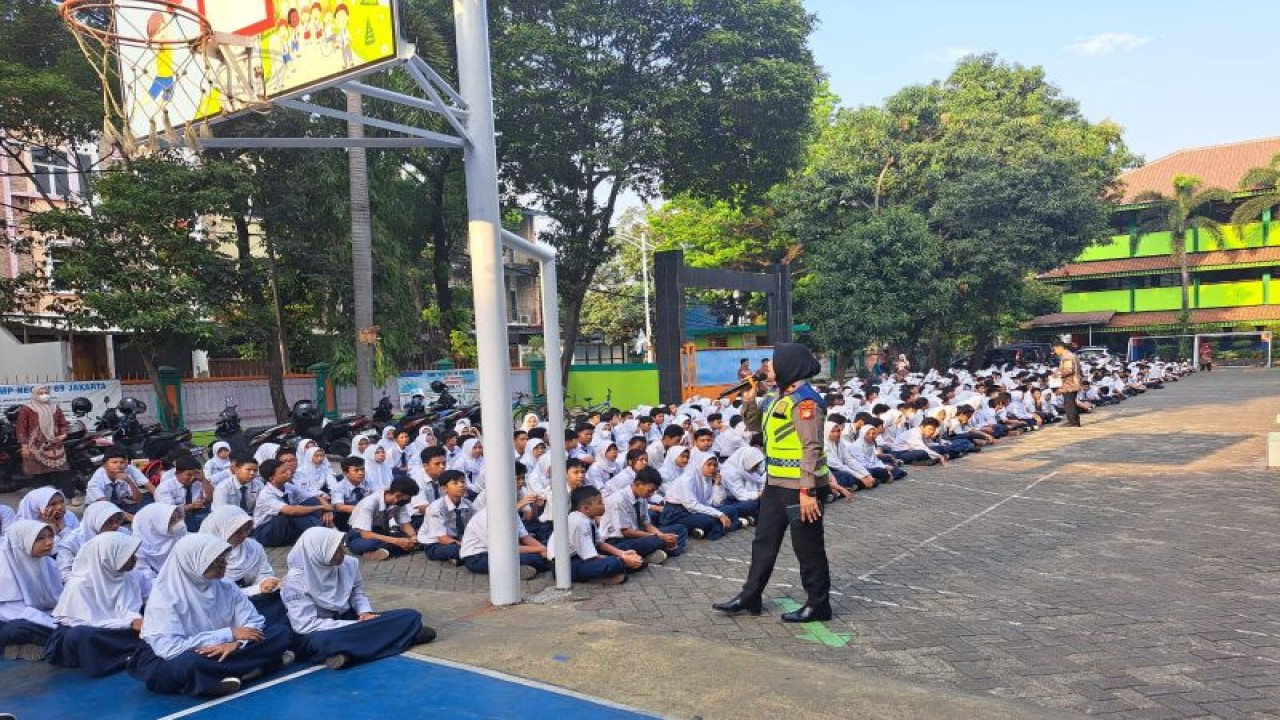 Polisi mengedukasi keselamatan berlalulintas dan pencegahan kenakalan remaja di SMPN 89 Jakarta Barat (Jakbar) melalui program "Police Goes to sc6hool" (Polisi Mengunjungi Sekolah) pada Kamis (19/10/2023). ANTARA/HO-Polres Jakbar