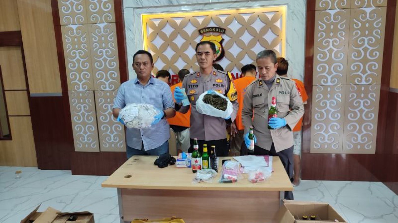 Kabag Ops Polresta Bengkulu, Kompol Januri Sutirto saat menyampaikan rilis di Mapolresta Bengkulu. ANTARA/ Anggi Mayasari