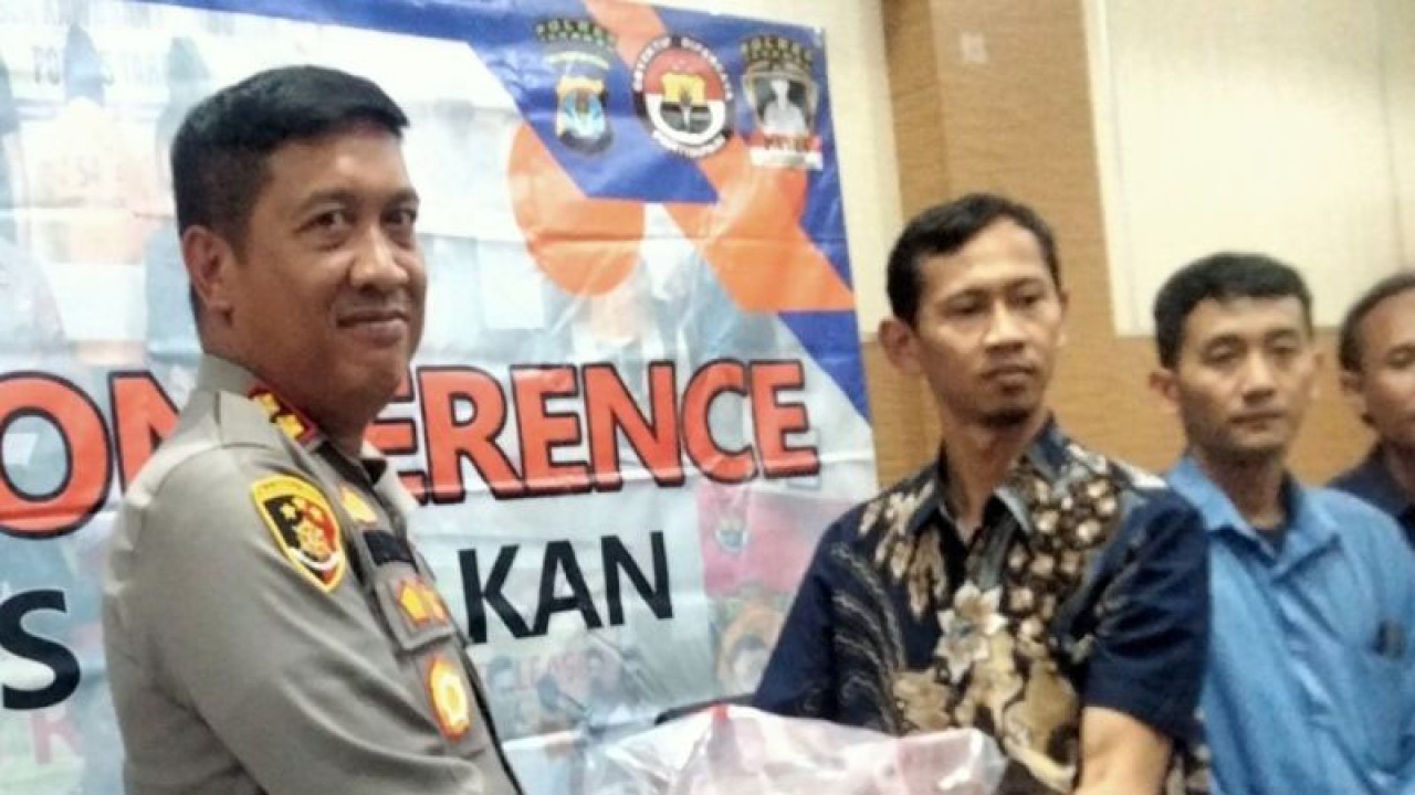 Kapolres Tarakan AKBP Ronaldo Maradona TPP Siregar (kiri) menerima barang bukti uang negara yang dikembalikan dari para pihak pengelola proyek pembangunan ATCS Tarakan yang bersumber dari APBN melalui Kementerian Perhubungan tahun anggaran 2021, di Mapolres Tarakan, Jumat (20/10/2023). ANTARA/Susylo Asmalyah.