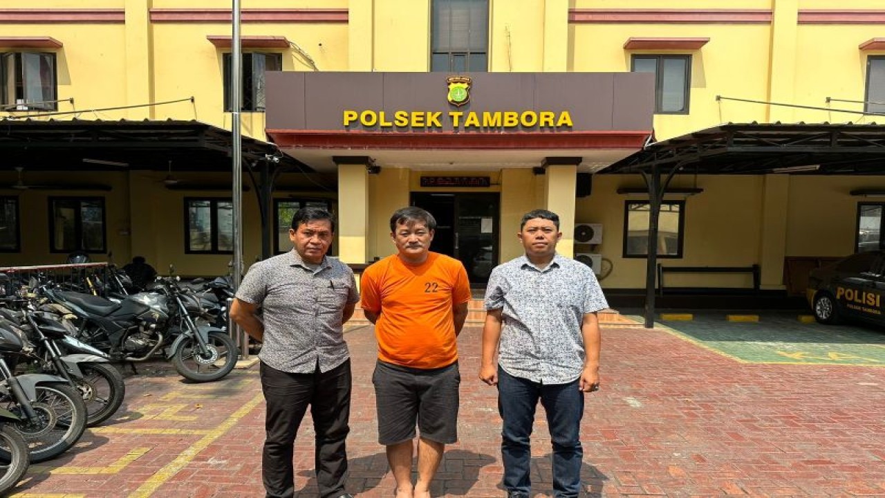 Seorang pria residivis pengedar sabu dan ekstasi berinisial LPP alias Apo (49) diamankan di Polsek Tambora. ANTARA/HO-Polsek Tambora