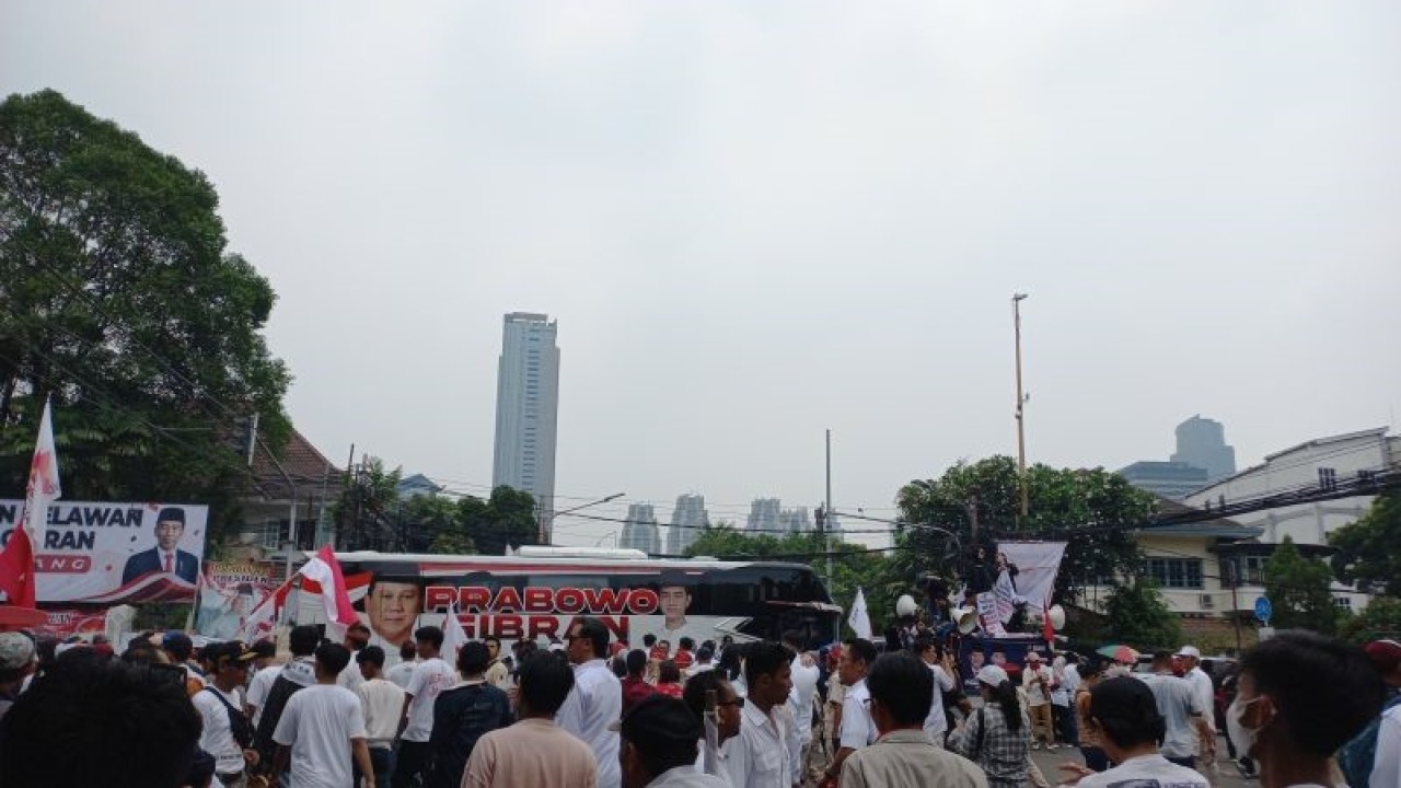 Bis pendukung bakal capres-cawapres Prabowo Subianto dan Gibran Rakabuming Raka tampak berhenti di tengah jalan perempatan Jalan Imam Bonjol dan Jalan HOS Cokroaminoto di sekitar KPU RI, Jakarta, Rabu (25/10/2023). ANTARA/Nadia Putri Rahmani
