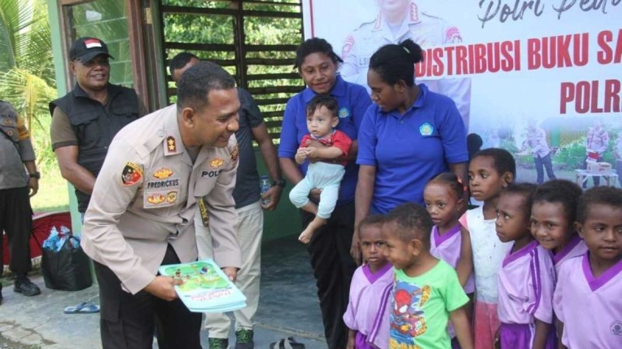 Kapolres Jayapura AKBP Fredrickus WA Maclarimboen saat menyerahkan buku bacaan kepada siswa PAUD di Kampung Sebum, Distrik Kaureh Kabupaten Jayapura, Papua Senin (2/10) 2023 dalam Program Polri Peduli Budaya Literasi Distribusi Buku Sampai Kepelosok Negeri. (ANTARA/HO-Humas Polres Jayapura)