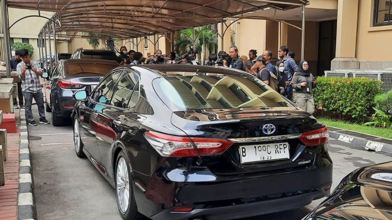 Mobil sedan warna hitam diduga milik Firli Bahuri terpakir di halaman belakang gedung rupatama Mabes Polri, Jakarta, Selasa (24/10/2023). ANTARA/Laily Rahmawaty/am.