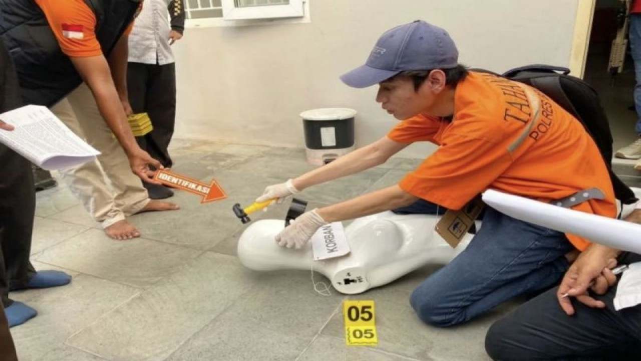 Tersangka Muhamad Ilham (21) memperagakan adegan pembunuhan yang dilakukan terhadap asisten rumah tangga di rumah mewah Jalan Rumbia Bengkalis dalam rekonstruksi yang dgelar Polres Bengkalis, Rabu (18/10). (ANTARA/HO-Polres Bengkalis)
