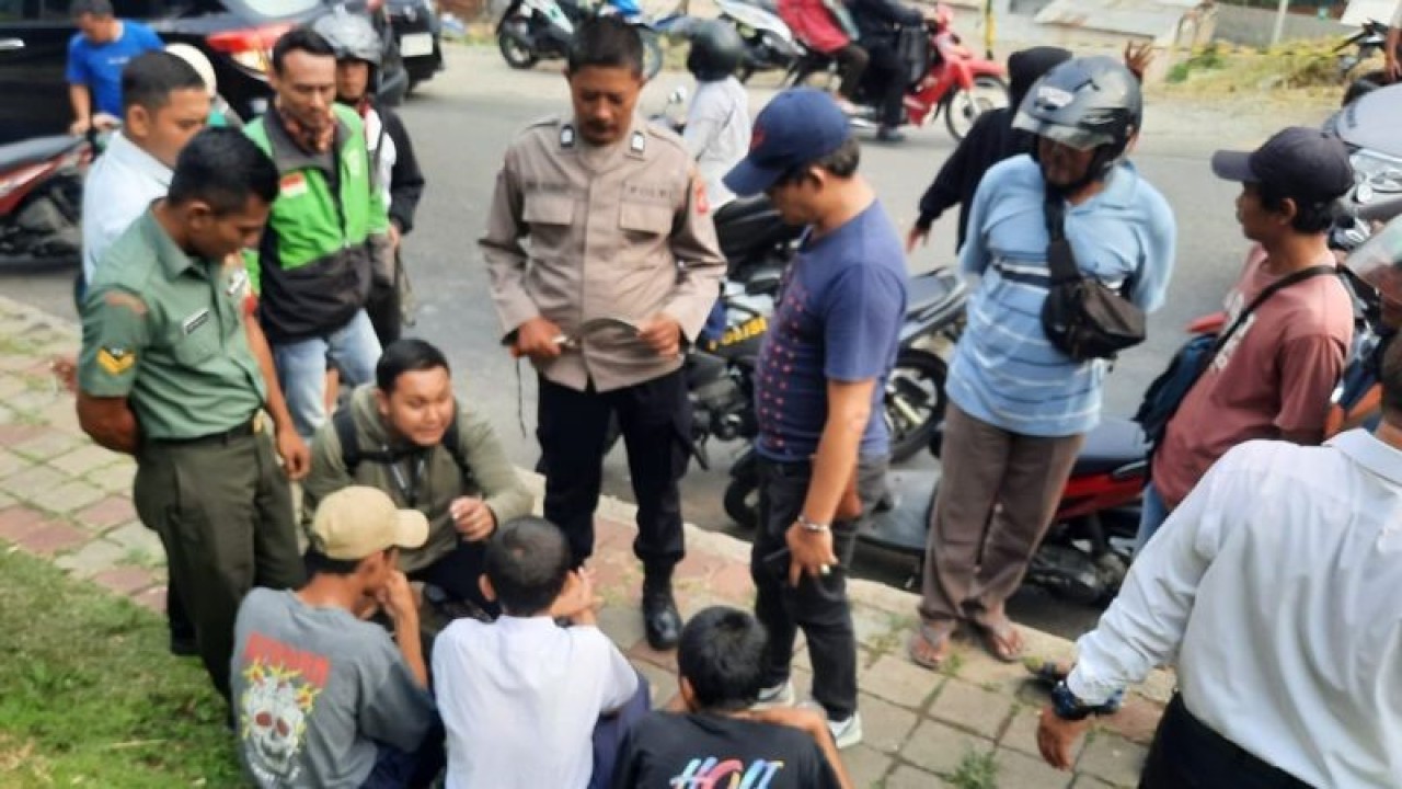 Para pemuda dan remaja diduga anggota geng motor yang ditahan polisi saat melintas wilayah Jalan KS Tubun, Bogor, Jawa Barat, Kamis (5/10/2023). ANTARA/HO-Polresta Bogor Kota