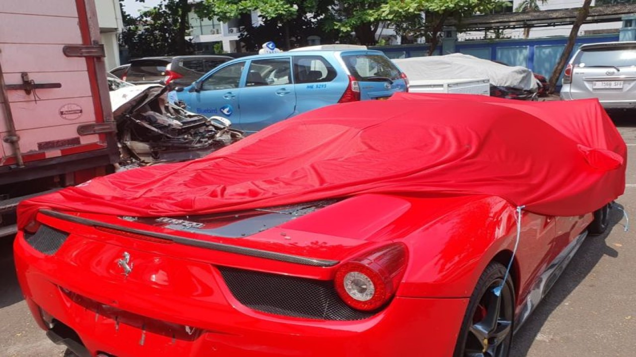 Mobil Ferrari yang dikemudikan pria berinisial RAS (29) terparkir di Gedung Gakkum Ditlantas, Polda Metro Jaya, Selasa (10/10/2023. ANTARA/HO-Istimewa