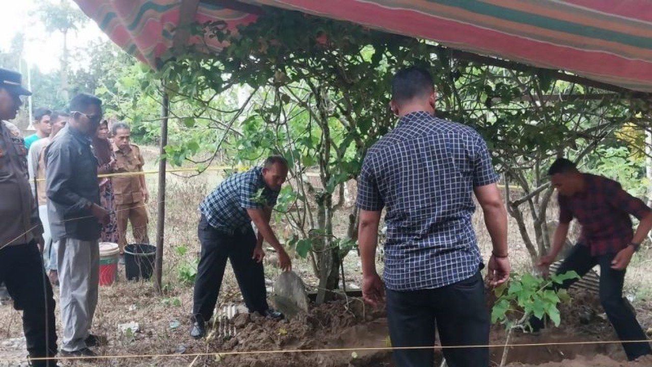 Polisi mengidentifikasi kuburan lama yang dibongkar OTK di Desa Pasie Tubee Kabupaten Aceh Jaya, Selasa (17/10/2023). ANTARA/HO-Polsek Teunom