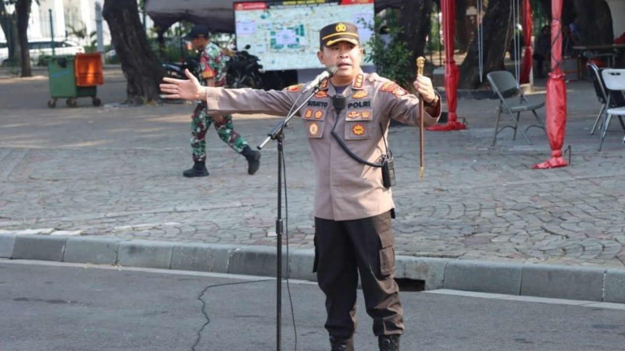 Kapolres Metro Jakarta Pusat Kombes Pol Susatyo Purnomo Condro memberikan pengarahan di Lapangan Silang Monas Jakarta Pusat, Senin (16/10/2023). ANTARA/HO-Polres Metro Jakarta Pusat