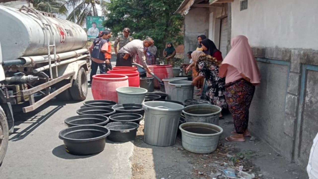 Warga Desa Braim, Kecamatan Praya Tengah, Kabupaten Lombok Tengah, NTB saat menyerbu bantuan Ari bersih kolaborasi Polri dan PMI serta BPBD Lombok Tengah, Rabu (25/10/2023 (ANTARA/HO-Humas Polres Lombok Tengah)