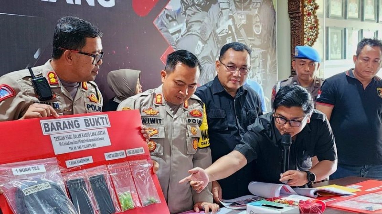Polisi menubjukkan barang bukti narkoba korban kecelakaan yang ternyata merupakan pengedar narkoba saat pera rilia di Mapolrestabes Semarang, Rabu. (ANTARA/I.C. Senjaya)