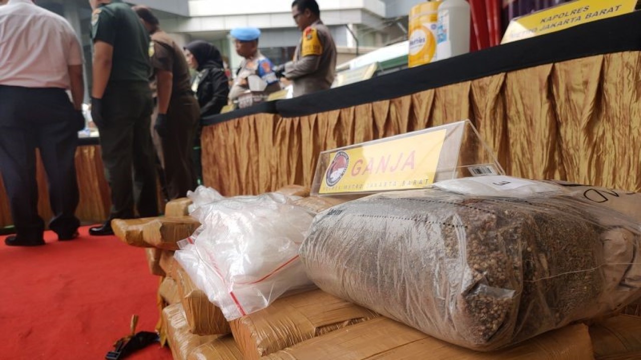 Polisi memusnahkan sebanyak 7,5 kilogram sabu, 87 kilogram ganja dan 1090 butir pil ekstasi yang diungkap dari tujuh sindikat narkoba di Polres Metro Jakarta Barat, Rabu (25/10/2023). ANTARA/Risky Syukur