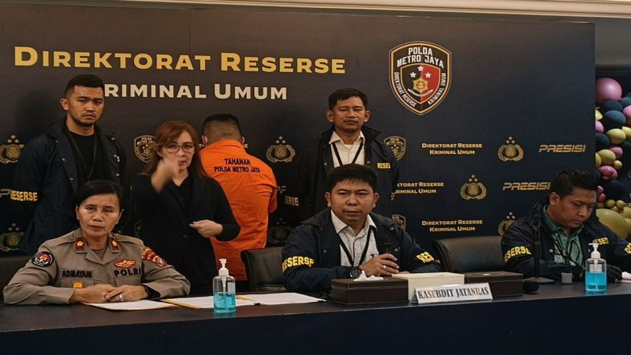 Kasubdit Jatanras Ditreskrimum Polda Metro Jaya AKBP Samian (tengah) saat konferensi pers di Jakarta, Jumat (20/10/2023). ANTARA/Ilham Kausar