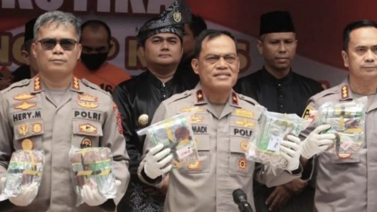 Wakapolda Riau Brigjen Pol Kasian Rahmadi (tengah) saat memimpin pengungkapan dan pemusnahan 65 kilogram sabu di Pekanbaru. (ANTARA/Reza Fahlepi)