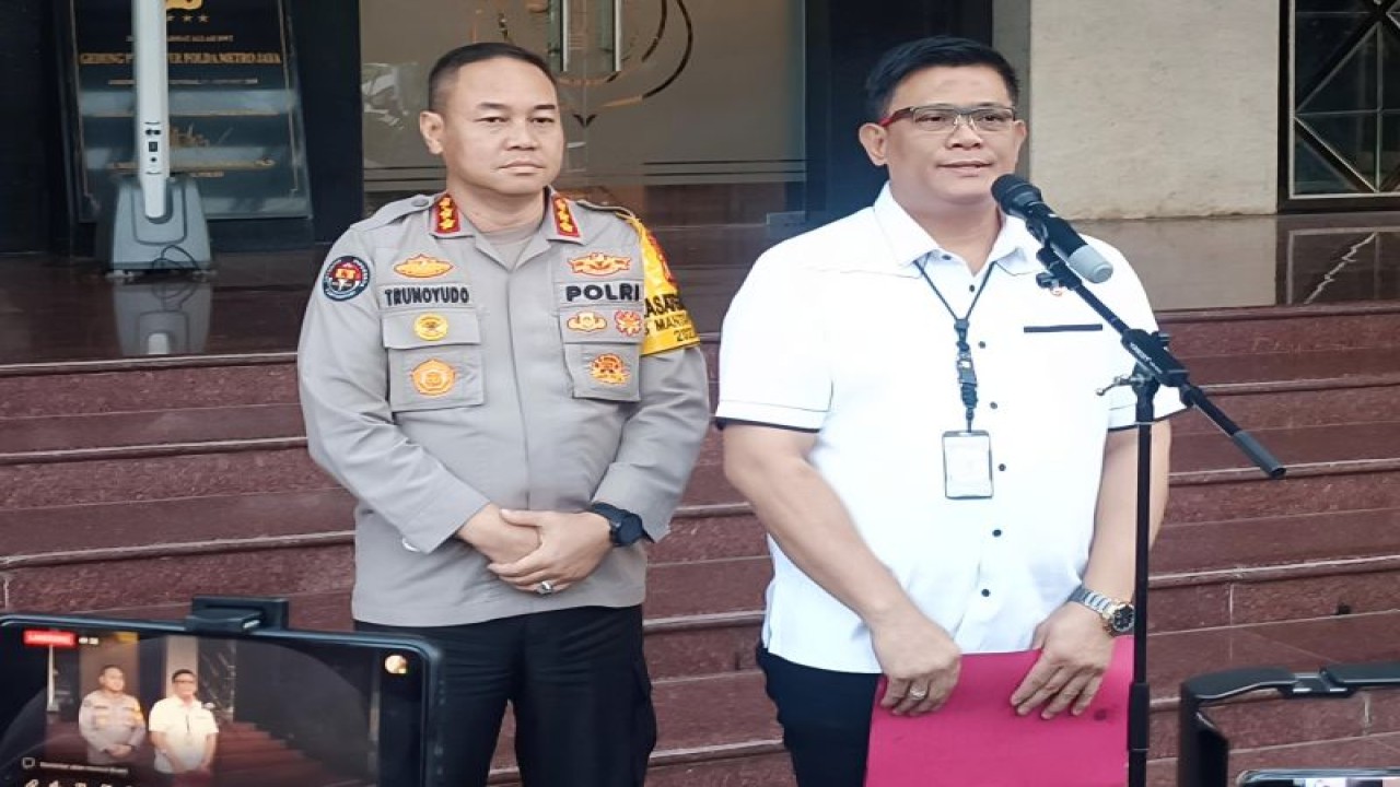 Dirreskrimsus Polda Metro Jaya Kombes Pol Ade Safri Simanjuntak (depan) saat konferensi pers di Jakarta, Rabu (18/10/2023). ANTARA/Ilham Kausar