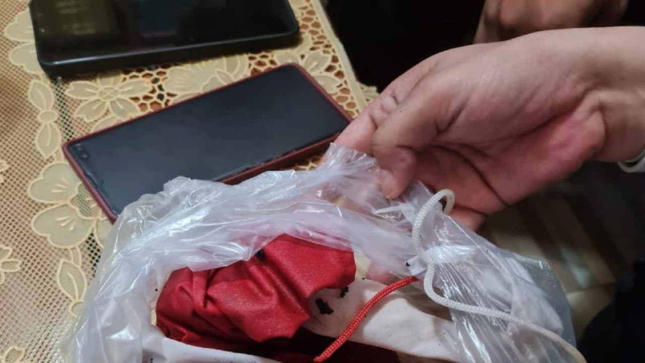 Tim Polda Kalbar mengamankan seorang gadis berinisial BMN (16) pelaku pembakaran bendera merah putih di Kota Pontianak, Kalimantan Barat. (ANTARA/HO-Humas Polda Kalbar).