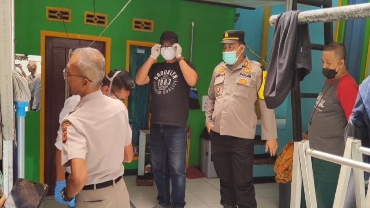 Personel Polsek Sukalarang tengah mengevakuasi jasad perempuan muda yang tewas di dalam kamar kos di Kampung Baros, Desa Titisan, Kecamatan Sukalarang, Kabupaten Sukabumi, Jabar. ANTARA/Aditya Rohma