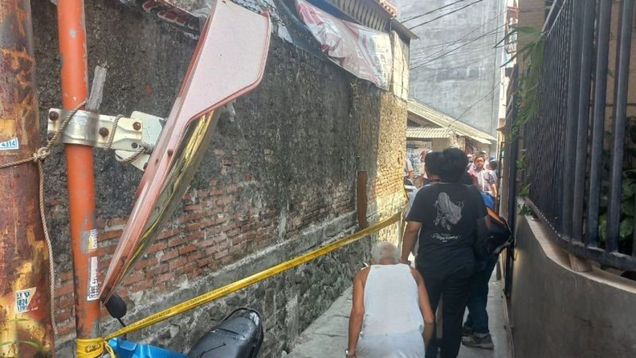 Garis polisi terpasang di tempat kejadian perkara (TKP) tewasnya seorang pelajar Kelas IX SMP Negeri 132, Cengkareng, Jakarta Barat, berinisial D yang diduga terjatuh dari lantai empat sekolah itu pada Senin (9/10/2023). ANTARA/Risky Syukur