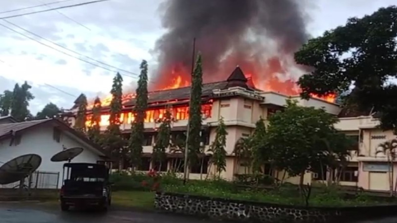 Bangunan lantai tiga milik Pemda Jayapura di Sentani yang terbakar, Minggu pagi (29/10/2023) (ANTARA/HO-Dokumen Pribadi)